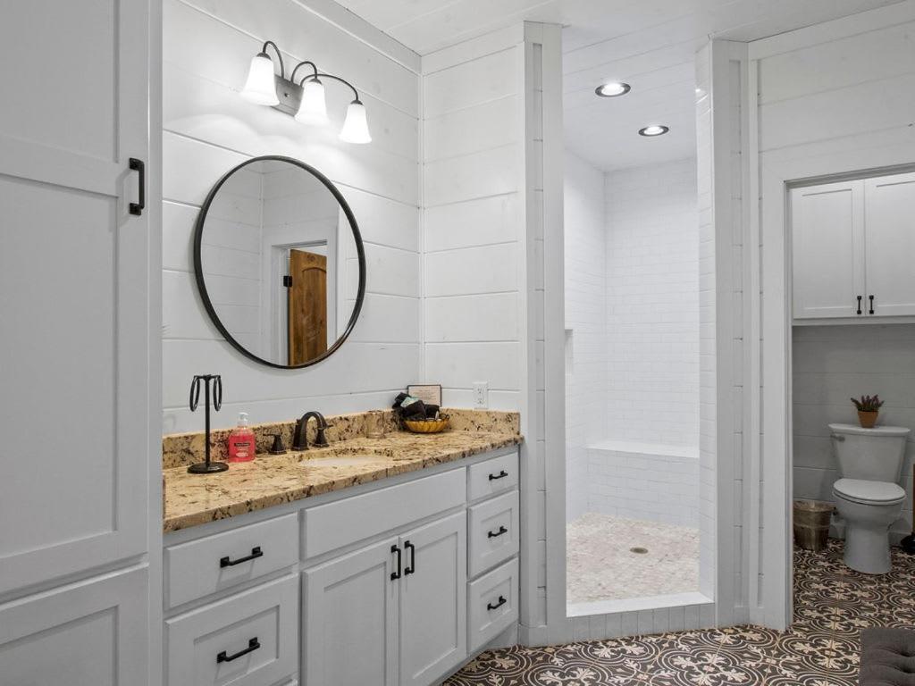 Stunning Luxury Cabin W Hot Tub And Fire Pit Holy Shiplap Is Perfect Romantic Couples Getaway Broken Bow Exterior photo