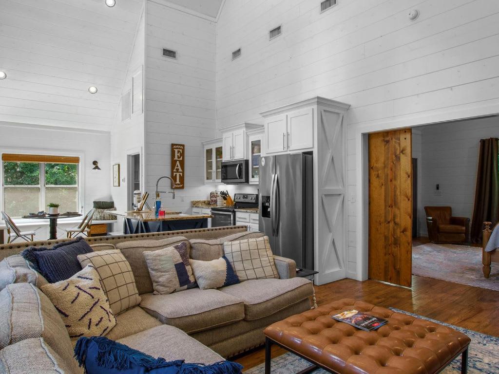 Stunning Luxury Cabin W Hot Tub And Fire Pit Holy Shiplap Is Perfect Romantic Couples Getaway Broken Bow Exterior photo