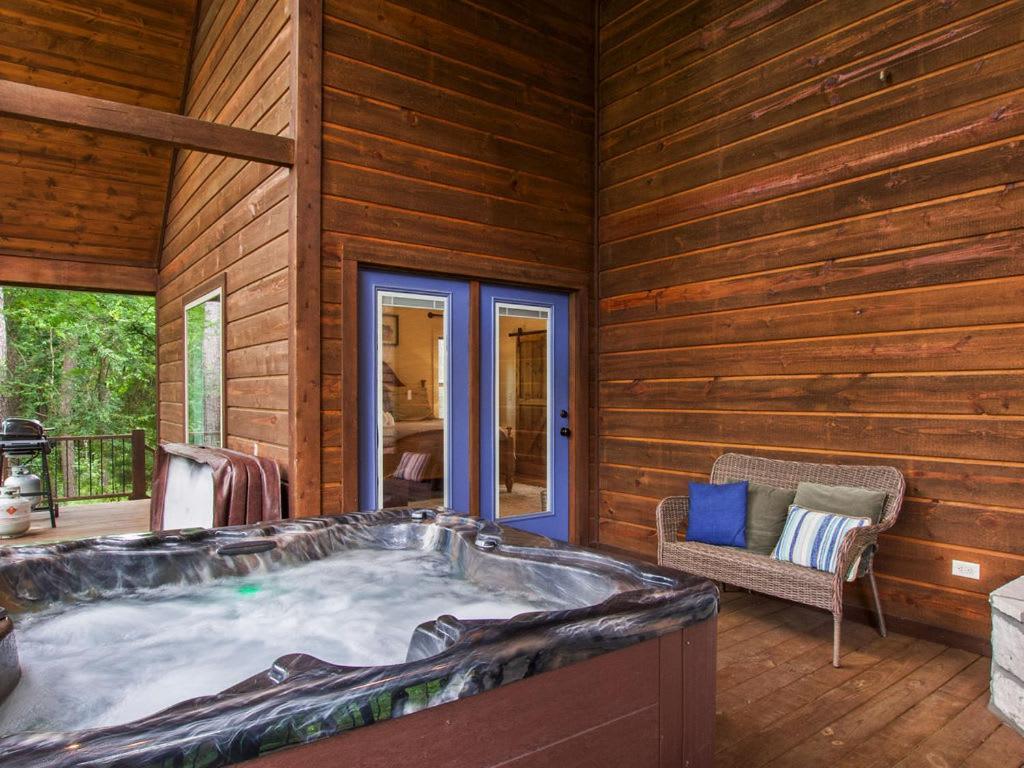 Stunning Luxury Cabin W Hot Tub And Fire Pit Holy Shiplap Is Perfect Romantic Couples Getaway Broken Bow Exterior photo